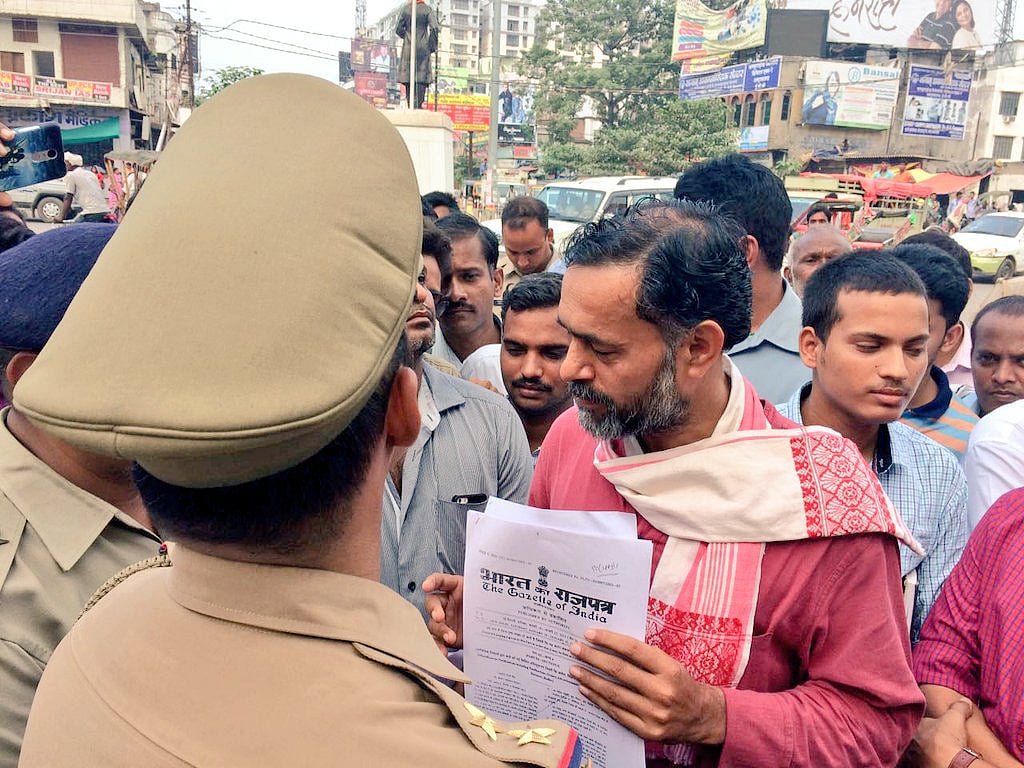 Police stops Yogendra Yadav from entering Banaras Hindu University