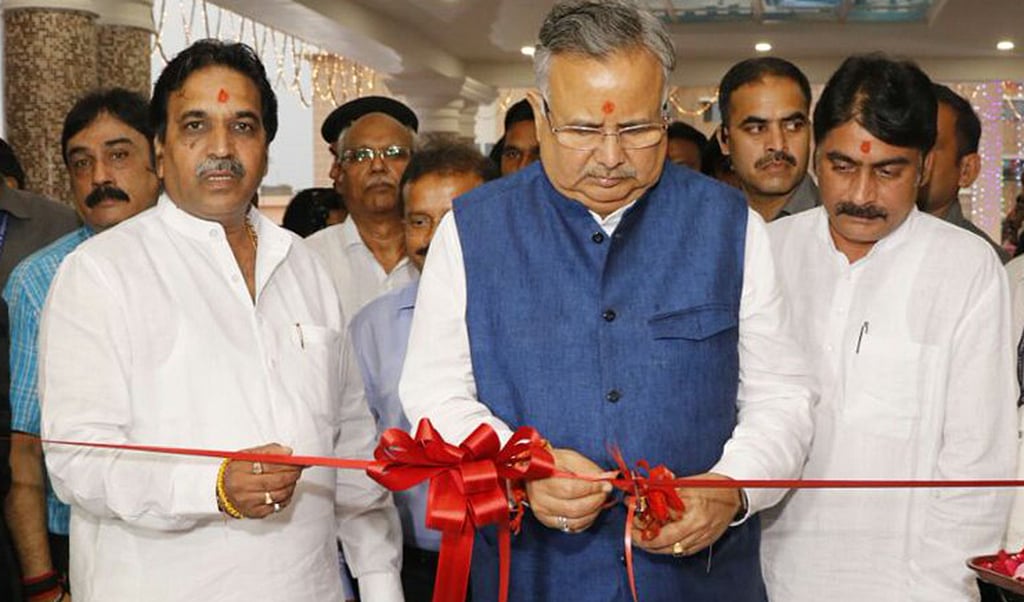 Who is Raman Singh protecting in the CD case?