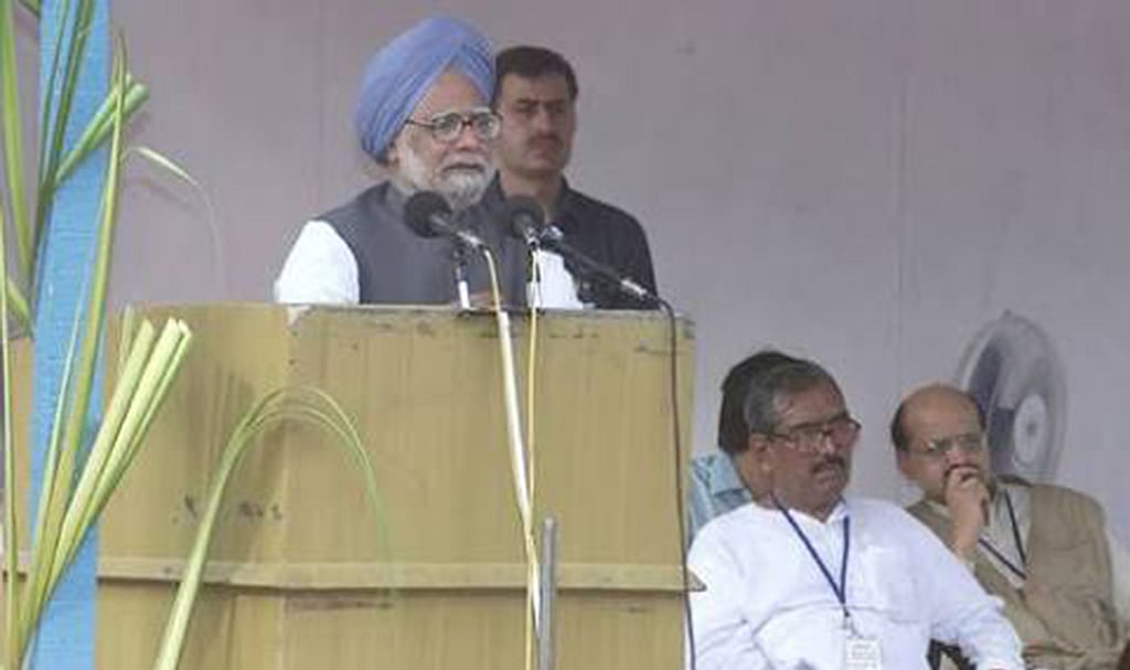Demonetisation a reckless step, organised loot: Manmohan Singh