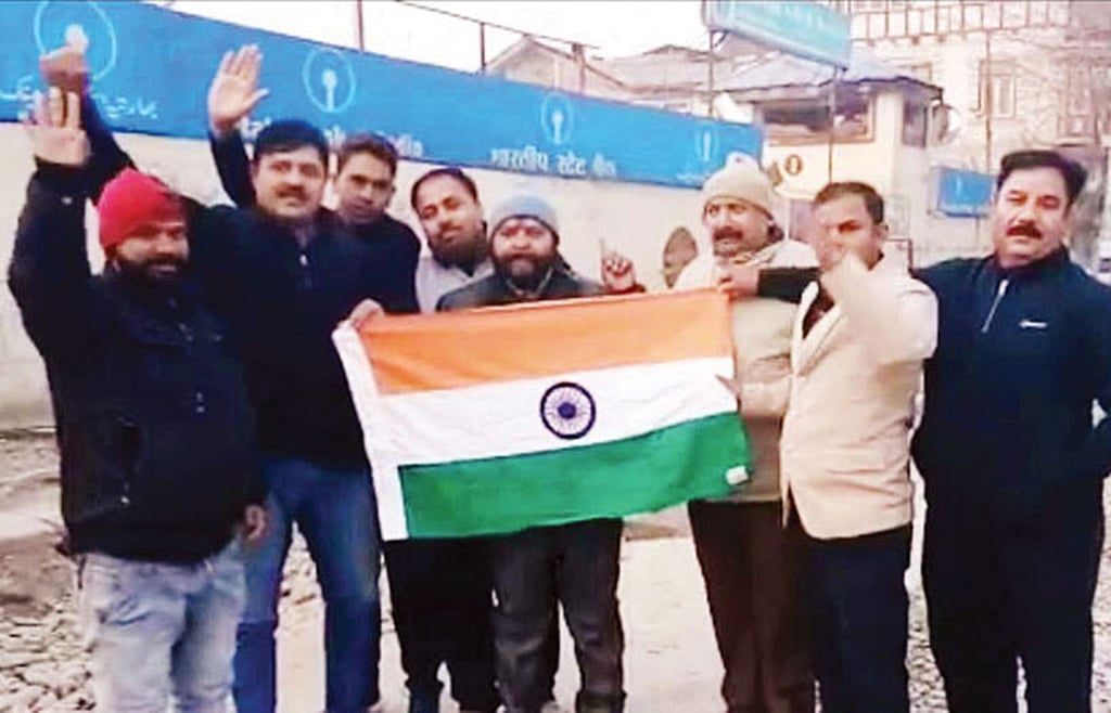 Aaditya Thackeray blasts the BJP over Sainiks’ hoisting flag in Srinagar