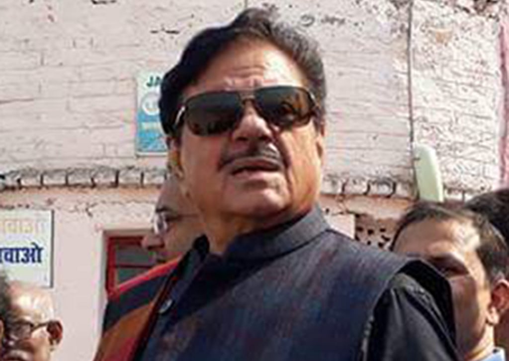 BMC razes illegal construction in Shatrughan Sinha’s home  