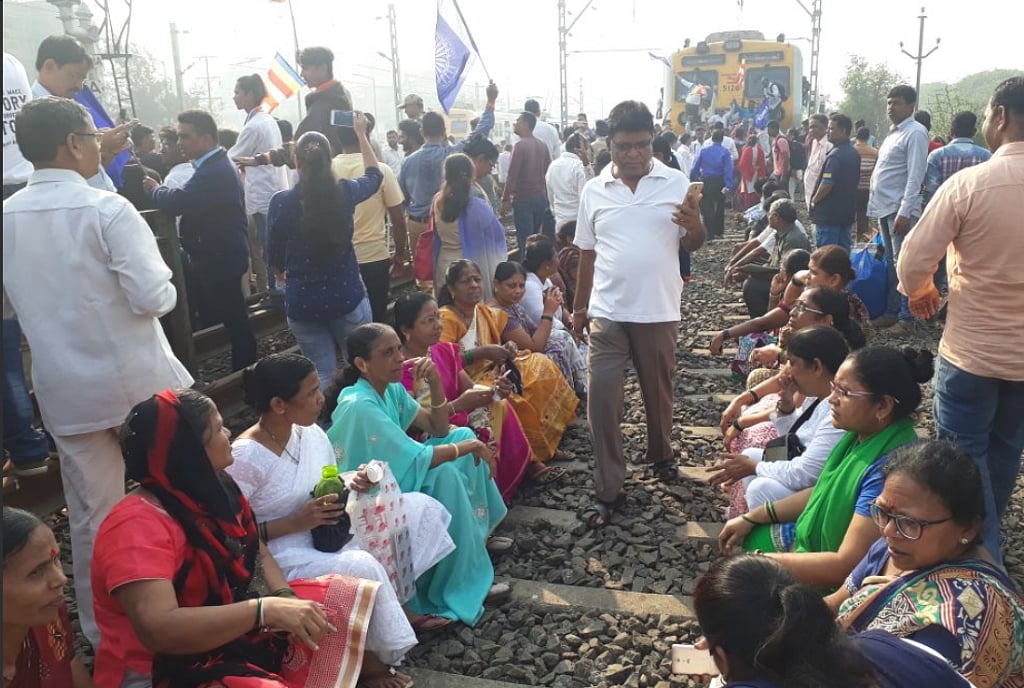 Maharashtra shutdown: Rail blockade in Palghar, Thane