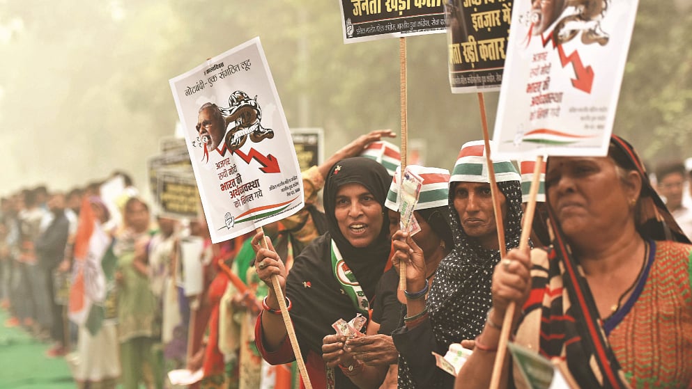 Members of the Indian Youth Congress protest on the anniversary of demonetisation at Raisina Road in New Delhi on November 8, 2017