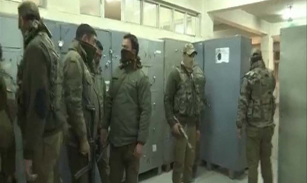 Policeman killed in terrorist attack outside Srinagar hospital, Pakistani terrorist escapes