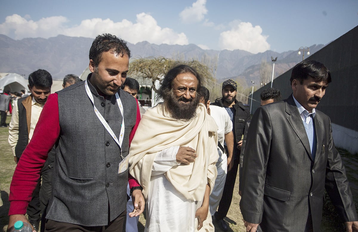 Kashmir teaches ‘art of leaving’ to Sri Sri Ravi Shankar 