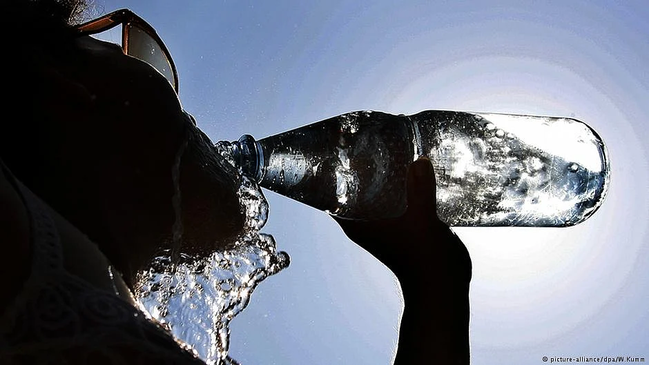 Nanoplastics, being smaller than microplastics, can pass through intestines and lungs directly into the bloodstream, posing potential health risks. (photo: DW)