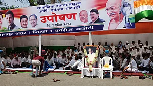 Live: Rahul leads nationwide Congress fast for communal peace