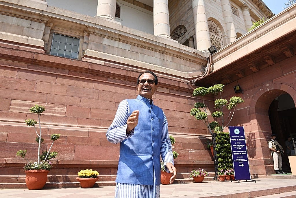 Narmada protest yatra scrapped by  godmen after Shivraj gives them MoS status
