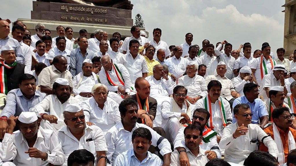 JDS leaders HD Deve Gowda and HD Kumaraswamy and Congress leaders including Siddaramaiah, G Parameshwara and Mallikarjun Kharge protest with independents and their MLAs at the Vidhana Soudha in Bengaluru on Thursday