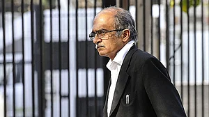 Over 130 former civil servants, academicians call for withdrawal of contempt case against Prashant Bhushan