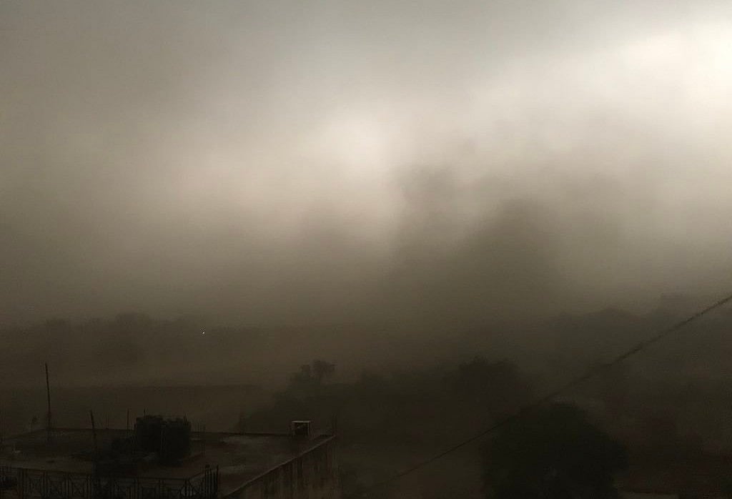 Dust storm hits Delhi, NCR, flights, metro services disrupted