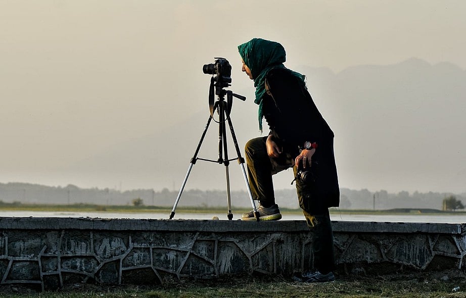 Kashmir: Woman photojournalist dubbed ‘Mukhbir’, faces online abuse 