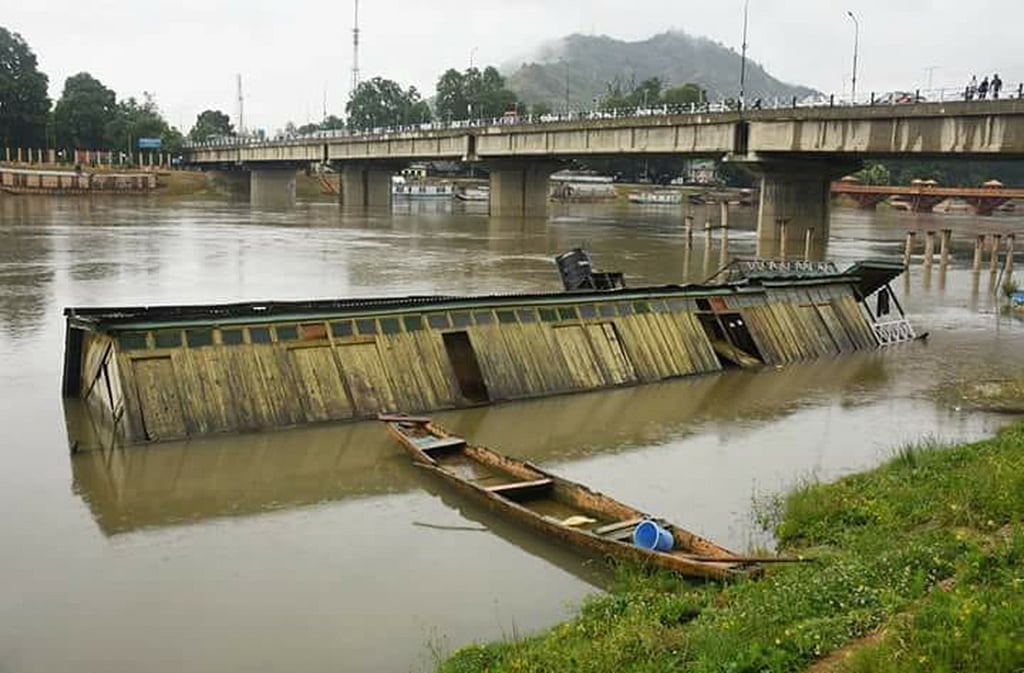Kashmir flood watch: Residents asked to remain alert, Amarnath Yatra suspended 