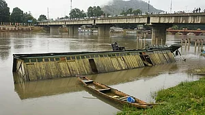 Kashmir flood watch: Residents asked to remain alert, Amarnath Yatra suspended