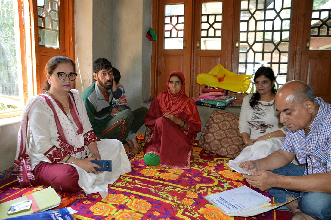  A Kashmiri Hindu comes to the rescue of young Muslim  woman battling cancer
