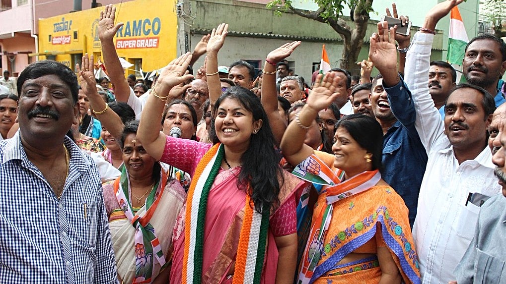 Congress candidate Sowmya Reddy (centre), joint candidate of the ruling JD(S)-Congress alliance in Karnataka, emerged victorious in Jayanagar on June 13 (file photo)