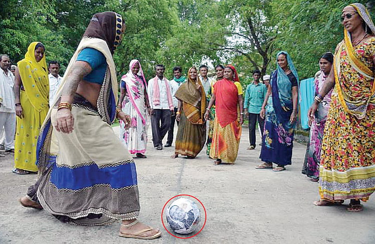 In Madhya Pradesh, Shivraj Singh Chouhan gets a symbolic kick 