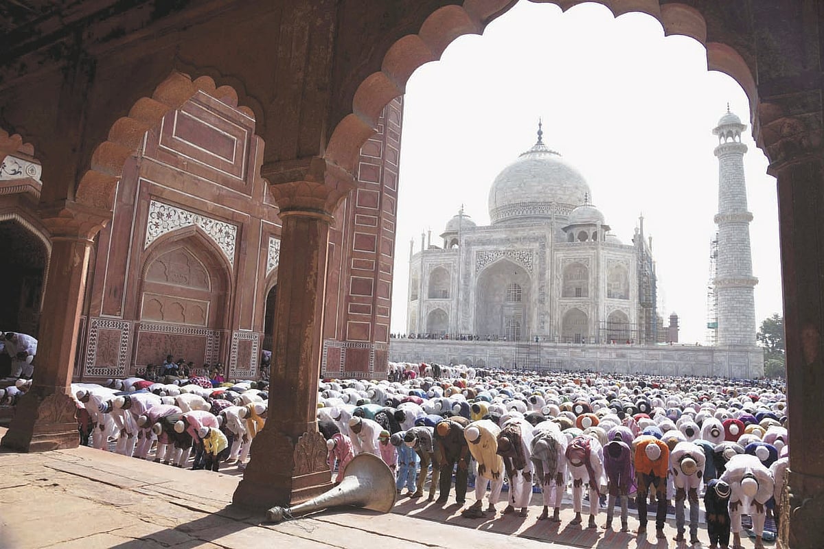 SC bans outsiders from offering namaz in Taj mosque  