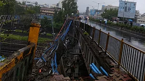 Mumbai: Road overbridge crashes on rail tracks in Andheri; 6 injured