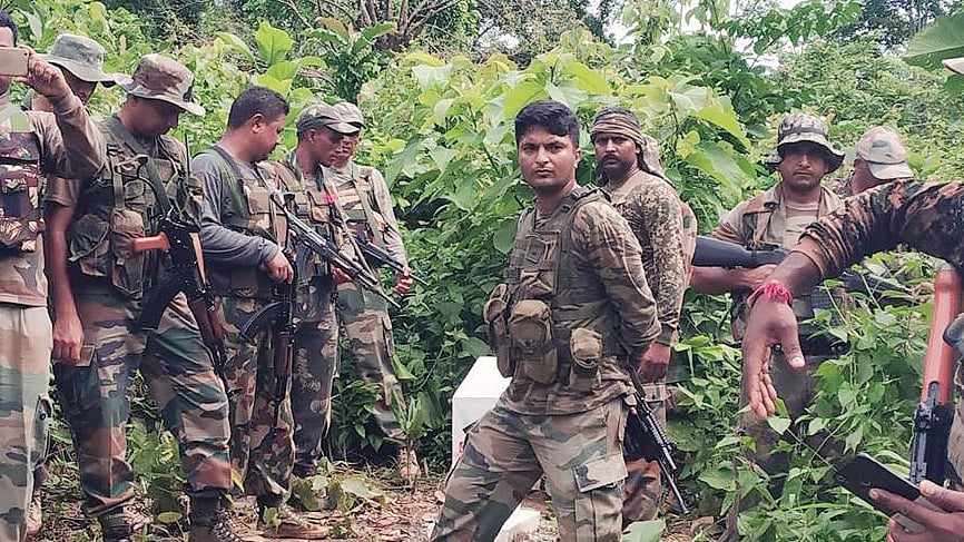 Indian soldiers looking at the disputed pillar