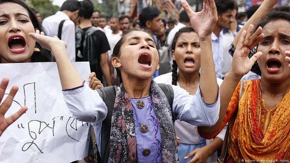 Bangladesh: Cops beat, injure 115 students protesting for road safety
