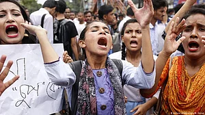 Bangladesh: Cops beat, injure 115 students protesting for road safety