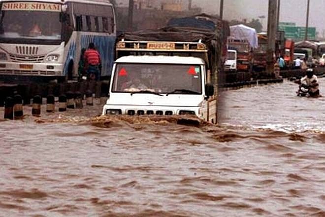 Delhi-NCR: rains halt traffic, leaving people stranded