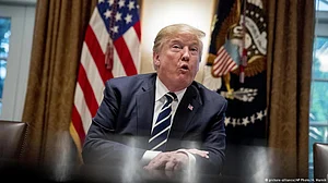 Asian stocks climb amid trade hopes, Trump says won‘t fire Federal Reserve chief