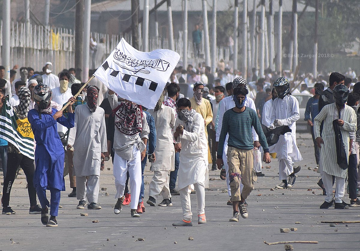 Jammu & Kashmir: Tension erupts on Bakrid, Farooq Abdullah heckled during Eid prayers 