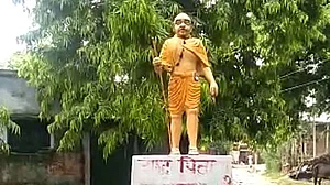 Mahatma Gandhi statue painted saffron in Yogi’s UP; probe ordered