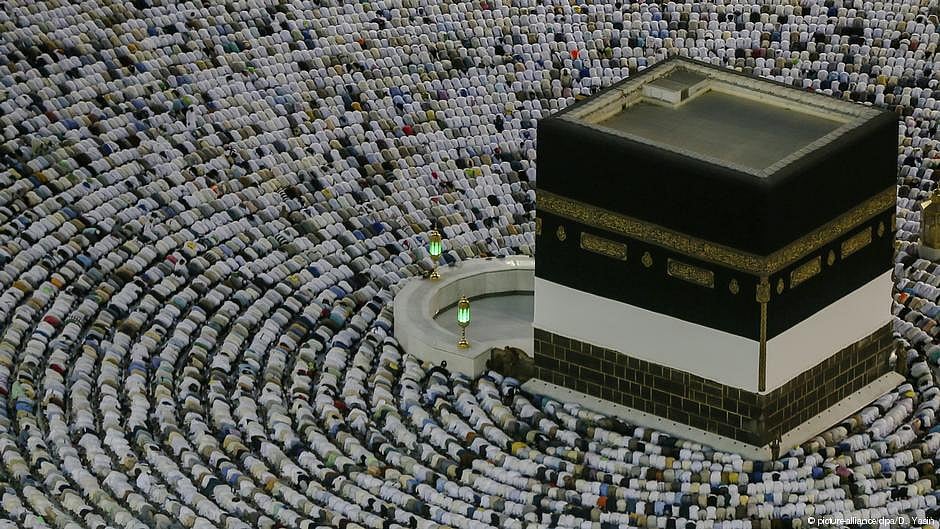 Saudi Arabia halts travel to Islam’s holiest site over virus 