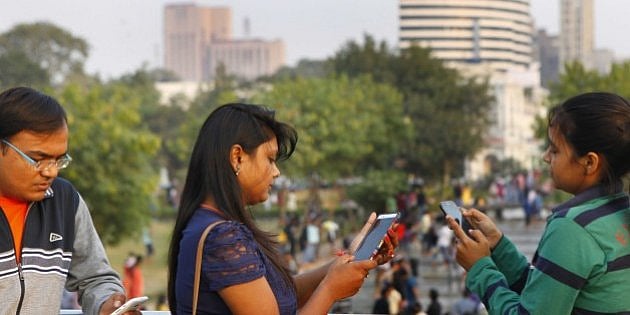 Increased exposure to social media and air pollution dumbing people down