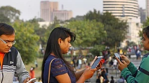 Increased exposure to social media and air pollution dumbing people down
