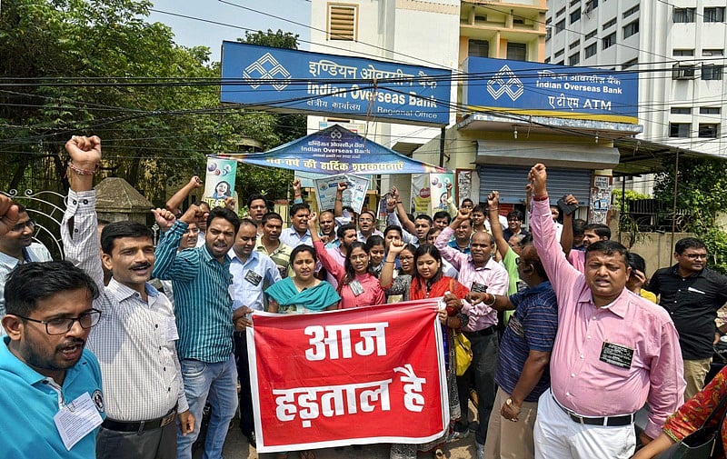 17 lakh Maharashtra government employees begin 3-day strike  