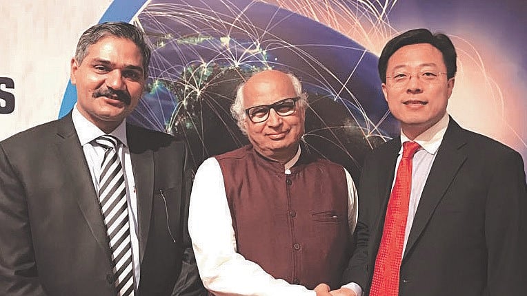 Sudheendra Kulkarni with Mohammed Amir Rana, director general of the Pakistan Institute of Peace Studies (left) and Lijian Zhao, deputy chief of mission in the Chinese Embassy at a conference in Islamabad
