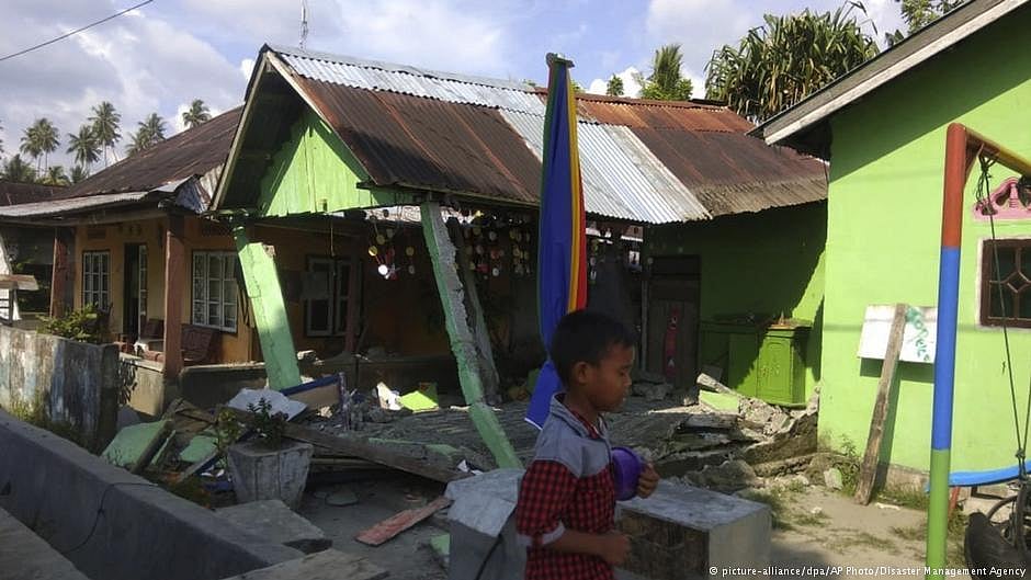 Smartphone catches the tsunami hitting Palu, Indonesia, leaving 48 dead and hundreds injured