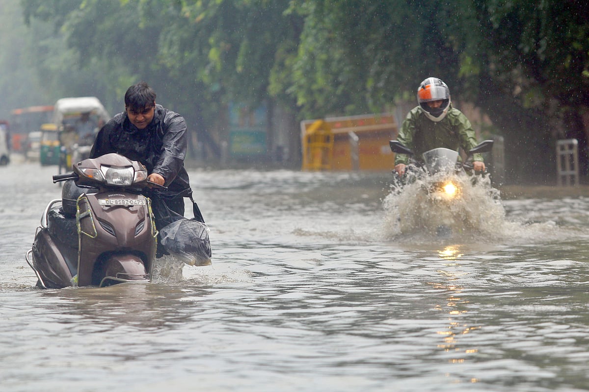 Heavy rains in Delhi, waterlogging leads to traffic congestions