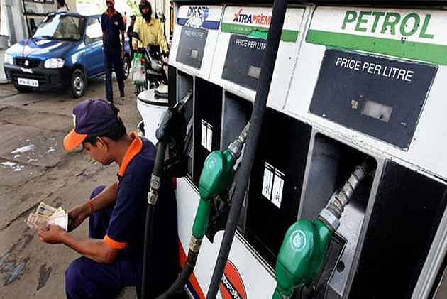 Petrol touches ₹90.11 in Maharashtra, people appeal BJP govt to reduce price