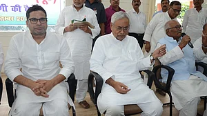 Nervous Nitish Kumar clutches at straws by inducting Prashant Kishor