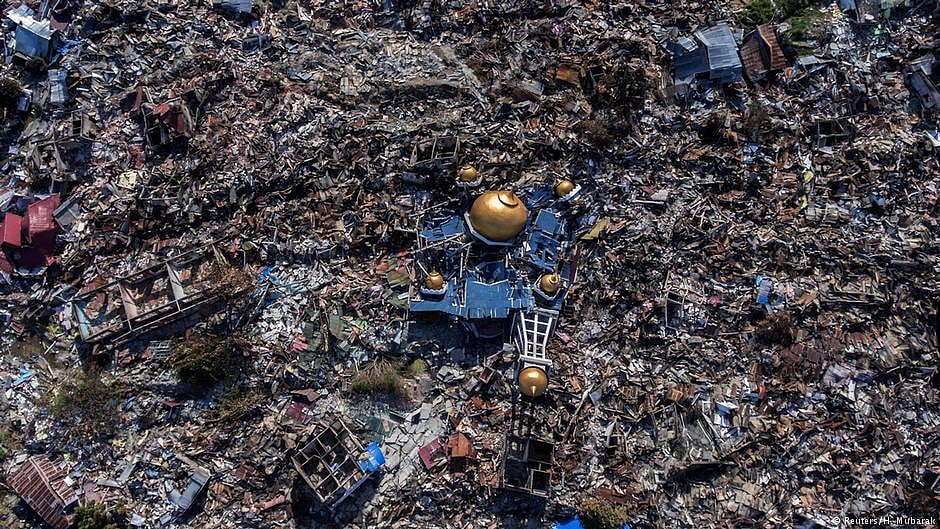Starving Indonesia tsunami survivors outside Palu city plead for aid