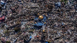 Starving Indonesia tsunami survivors outside Palu city plead for aid