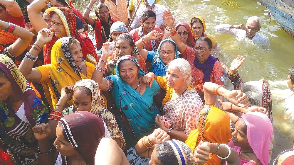 Jal Satyagraha of NBA, led by Medha Patkar, and women on the Narmada in Badwani, Madhya Pradesh
