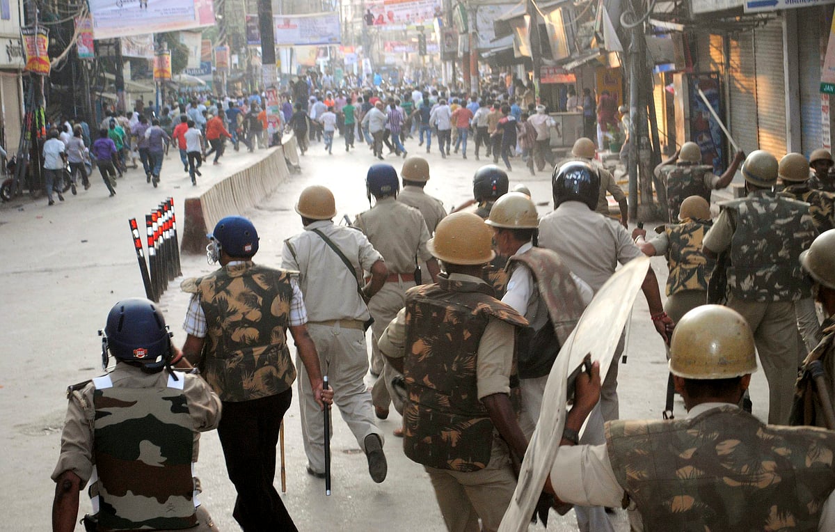 Six injured in Varanasi clash  