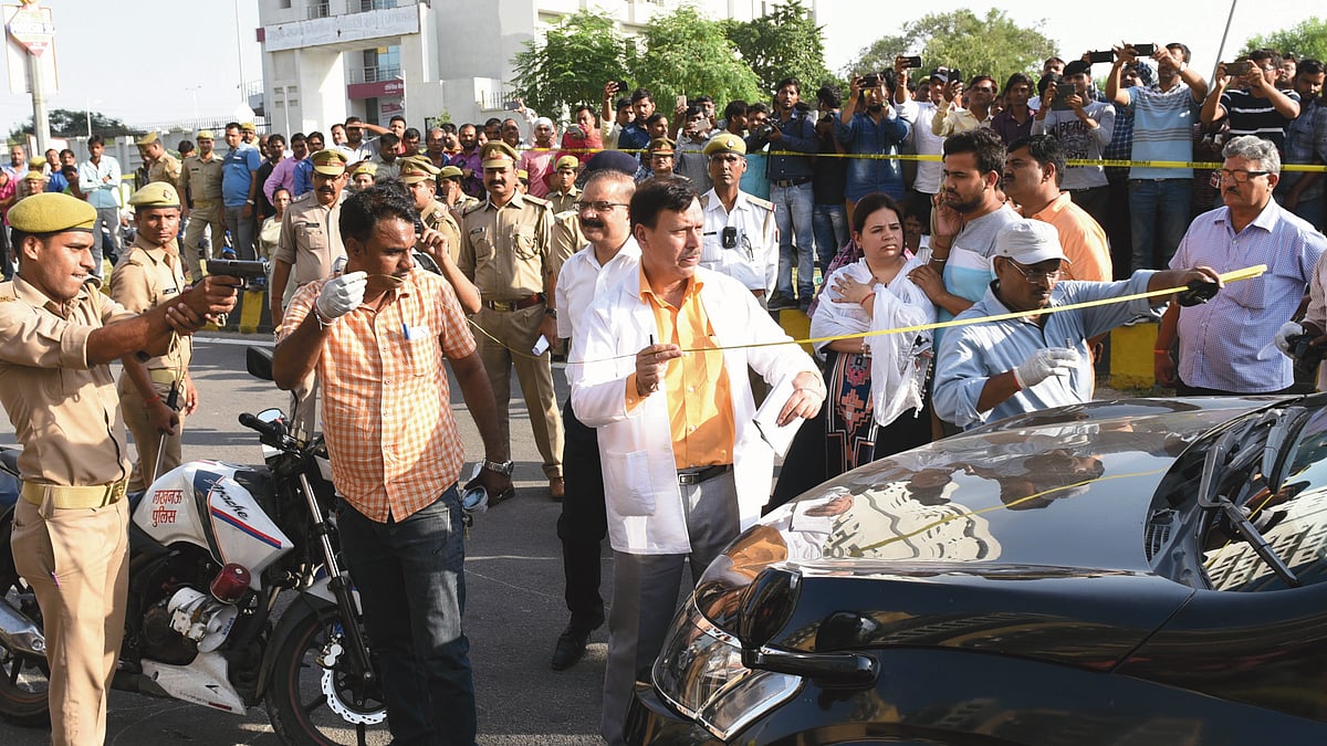 Cops and forensic experts at a crime scene (file photo)