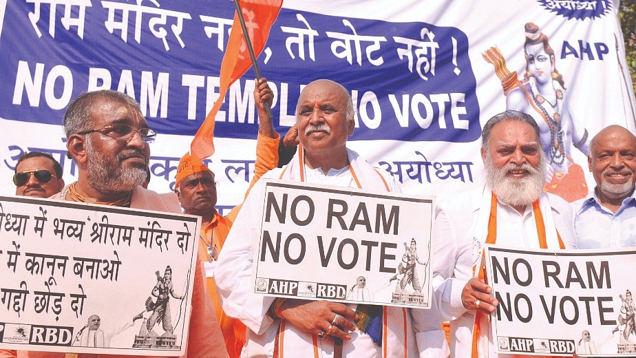 Antarrashtriya Hindu Parishad president Praveen Togadia and his followers before leaving for Ayodhya Yatra