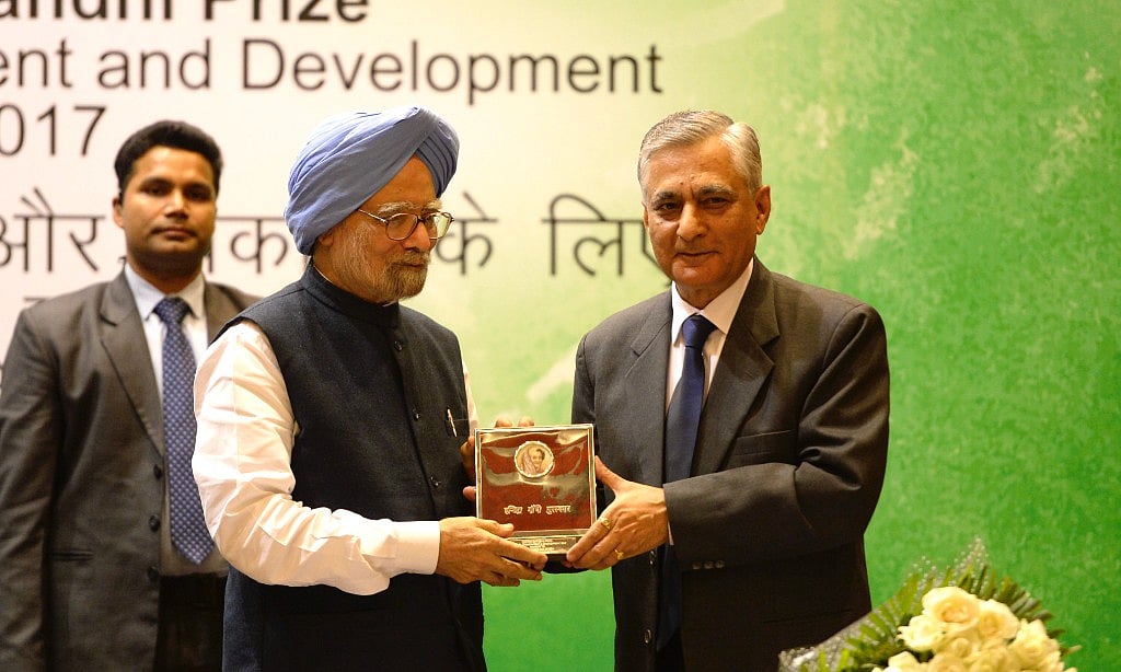 Manmohan Singh conferred Indira Gandhi peace prize, Sonia Gandhi calls him epitome of humility