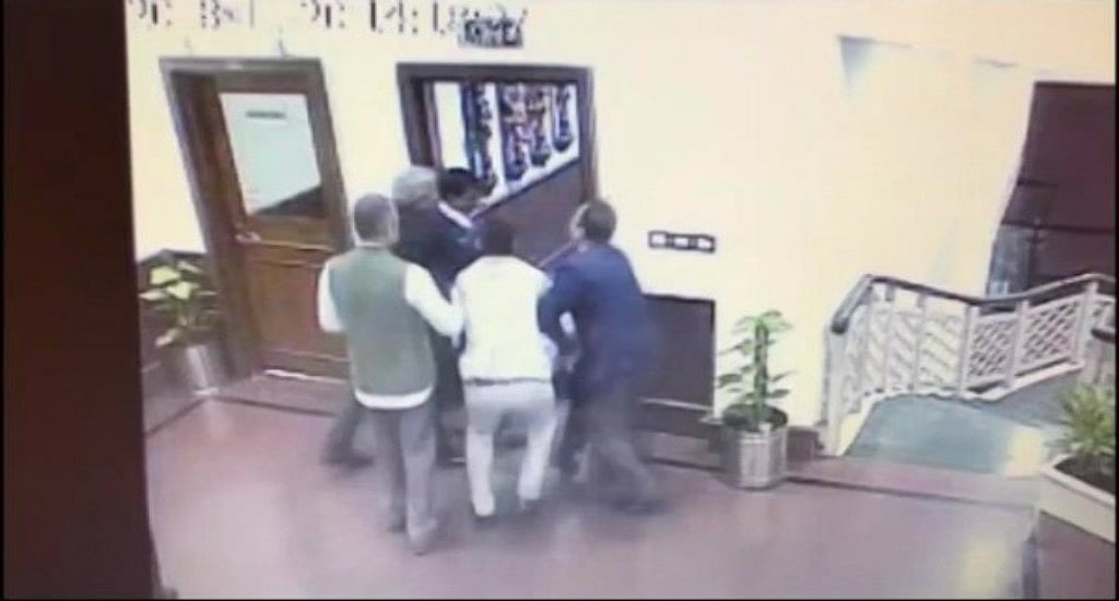  Delhi CM Arvind Kejriwal attacked with chilli powder, BJP condemns attack