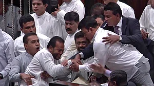 Sri Lanka: MPs come to blows in the Parliament over PM dispute; crisis deepens