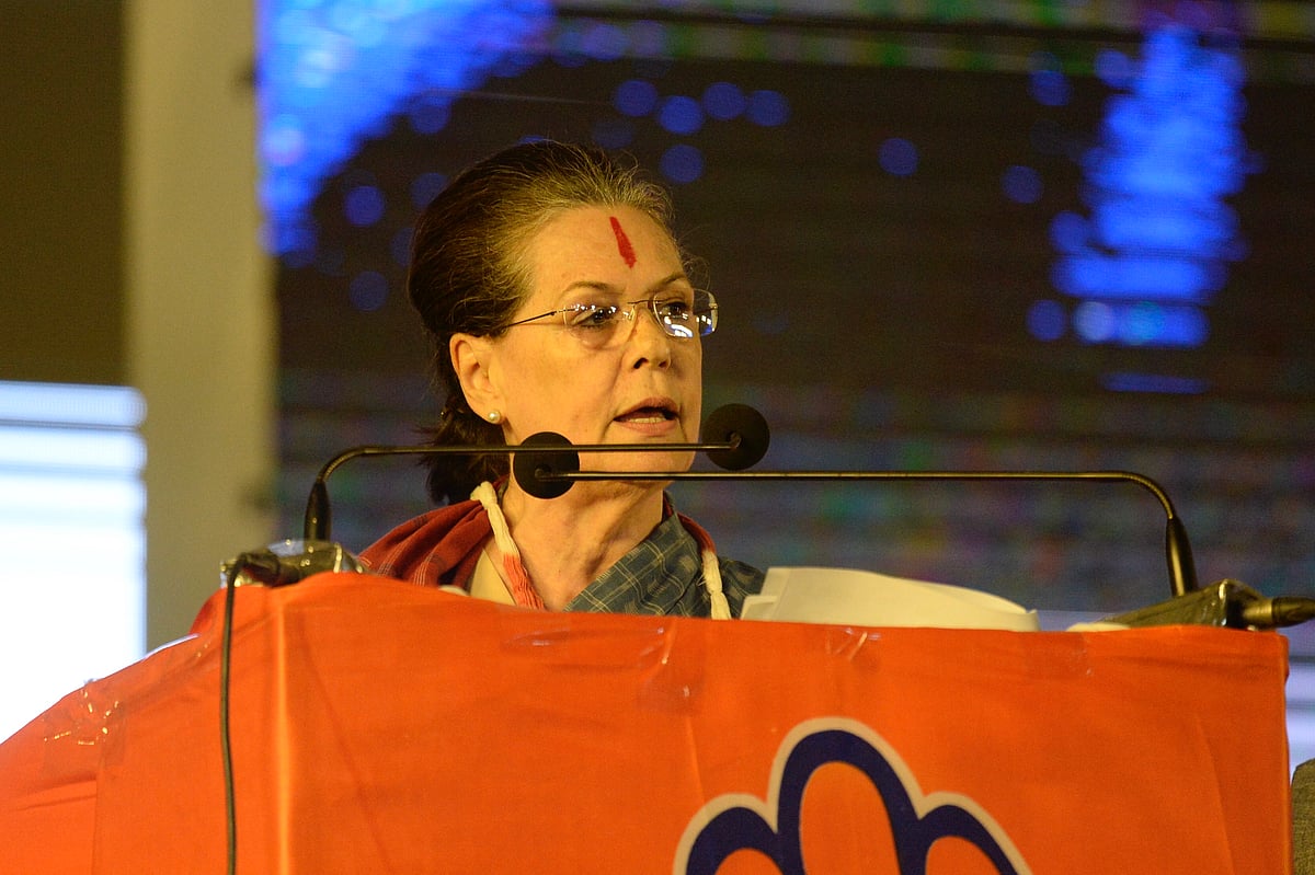 Watch Sonia connect with Telangana voters; tide appears to turn in Congress favour