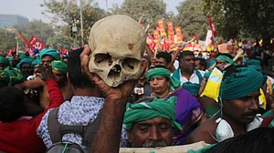 Thousands of farmers march to Parliament demanding loan waiver, MSP